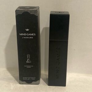Mind Games
J'adoube Pomegranate Suede  
Extrait de Parfum 
w/Travel Case 7.5ml